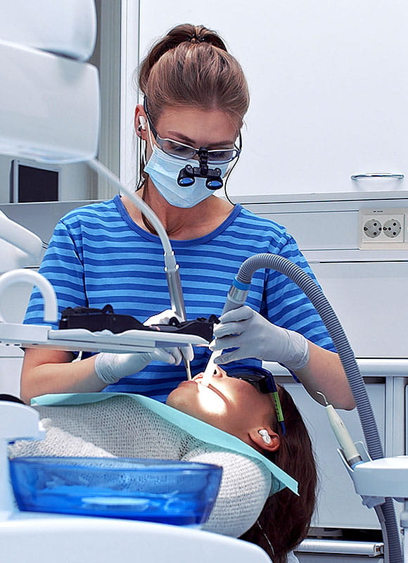 Dentist-using-quieton-dental-earbuds
